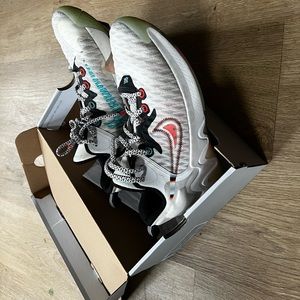 Nike Giannis Immortality Force Field 
Big Kids' Basketball Shoes (6Y) EUR 38.5